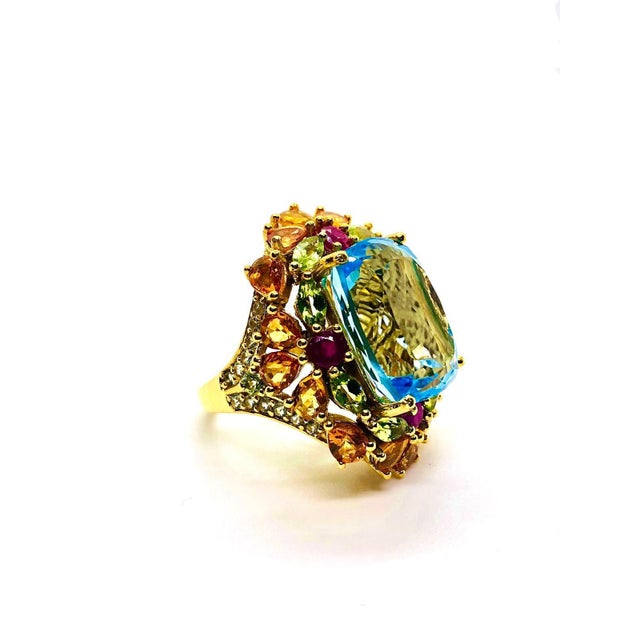 Bochic “Capri” Vintage Multi Fancy Sapphire and Blue Topaz Cocktail Ring — 18K G For Sale In New York - Image 6 of 8