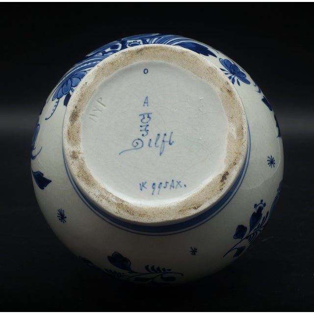 Porceleyne fles/royal delft bulbous vase with a floral pattern yearcode ax = 1928 paintersinitials vk = a.j. Van...