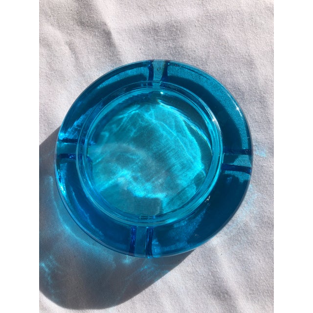1970s Clear Turquoise Blue Round Ashtray Mid-Century Modern For Sale In Dallas - Image 6 of 9