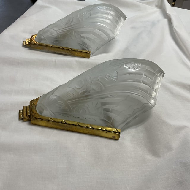 Art Deco 1920's Frenh Art Deco Bronze and Glass Wall Sconce Pair For Sale - Image 3 of 11