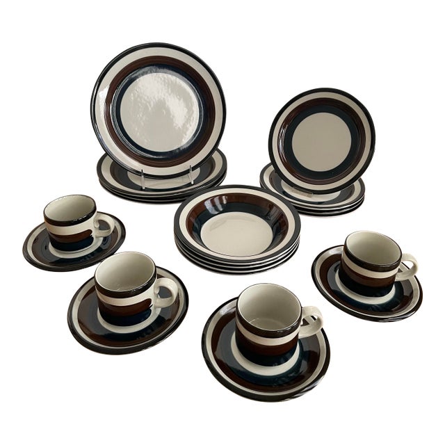 1970s "Kaira" by Arabia of Finland. 20 Pieces: Four 5-Piece Place Settings - 20pcs For Sale