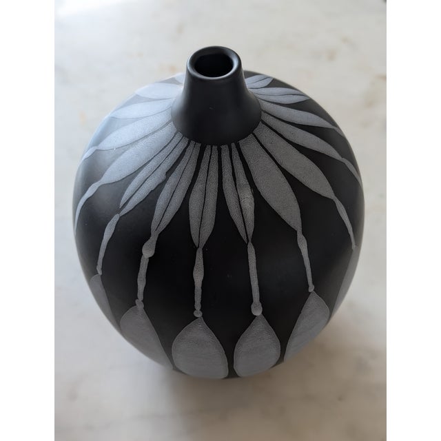 ▪️Forni Vase - Global Views ▪️The stunning design of beautiful patterns on a black background ▪️Hand painted, so all...