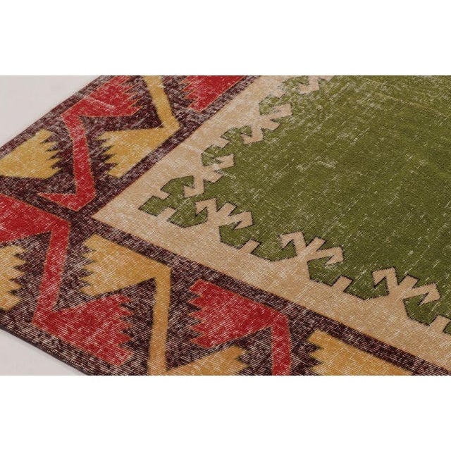 Vintage Turkish Distressed Rug With Rhythmic Geometric Motifs - Rug & Kilim For Sale In New York - Image 6 of 10