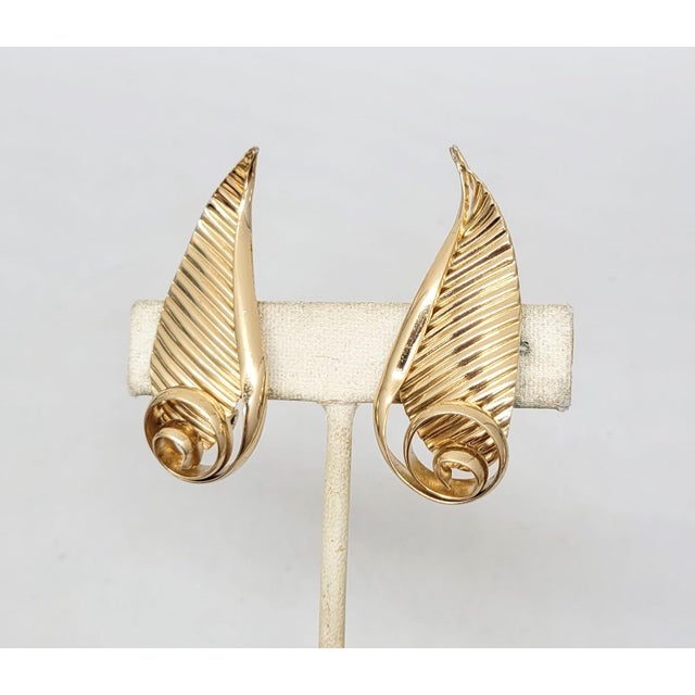 Vintage 1950s Signed Napier Goldtone Leaves Clip Earrings- 2 Pieces For Sale In Philadelphia - Image 6 of 8