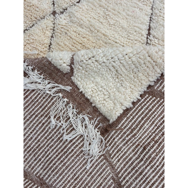 Handwoven Moroccan Beni Ouarain Rug in Natural Wool with Diamond Pattern, 2010s For Sale - Image 11 of 12