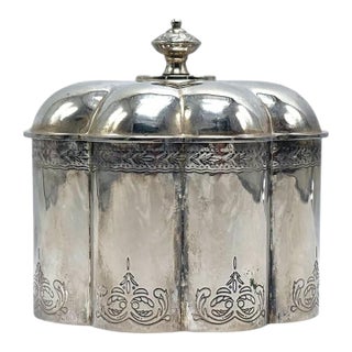 1990s Godinger Silver Plated Scalloped Trinket Box With Intricate Engravings & Removable Lid Red Velvet Interior For Sale