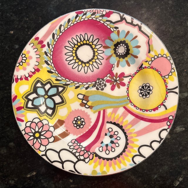 Set of 6 desserts plates. One plate shown on side view has a small chip.