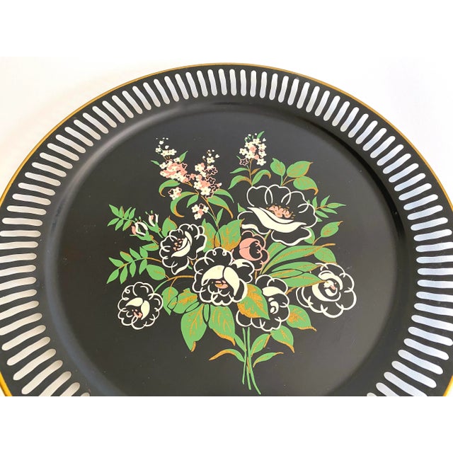 Vintage 1950's Floral Lithograph Print Extra Large Round Metal Decorative Serving Tray For Sale In Kansas City - Image 6 of 13