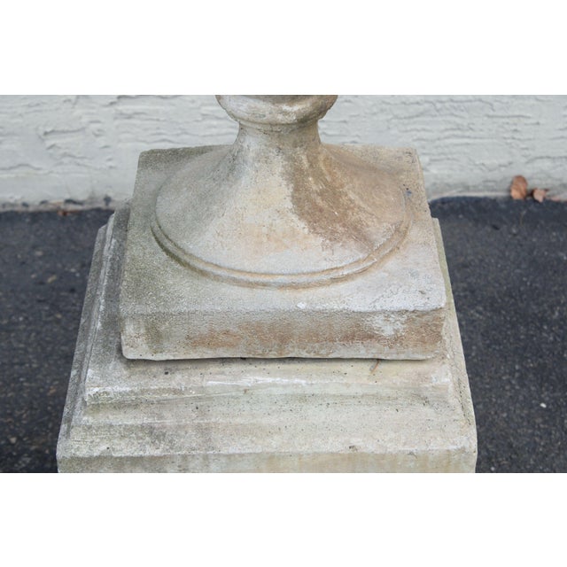 Late 20th Century Pair Of Neoclassical Style Cast Stone Garden Urns On Pedestals For Sale - Image 10 of 16