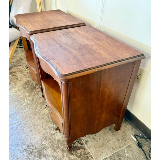 French Provincial Pair of Vintage French Provincial Kindel Chateau Nightstands End Tables For Sale - Image 3 of 12