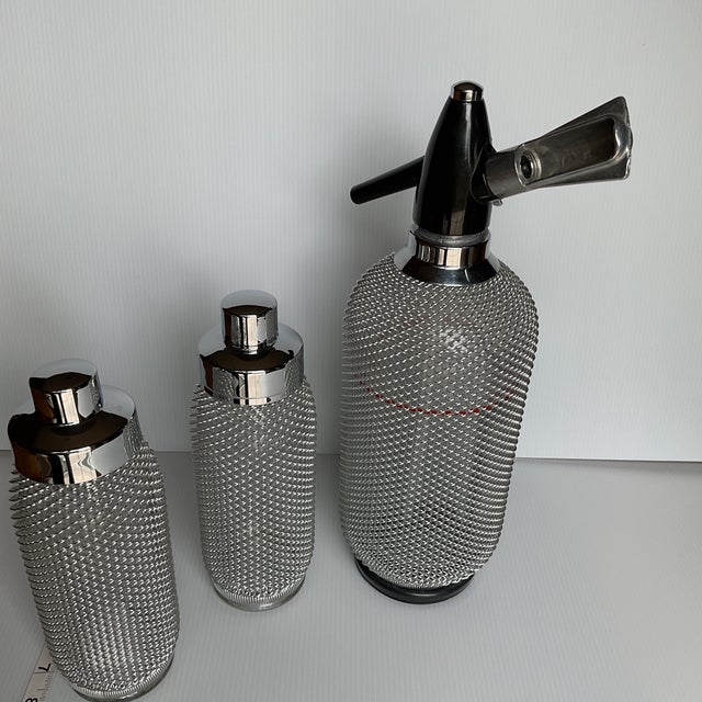 Industrial Vintage 1980s Czechoslovakian Merkuria Mesh Cocktail Shakers & Matching Large Siphon Bottle Bar Ware Set. For Sale - Image 3 of 11