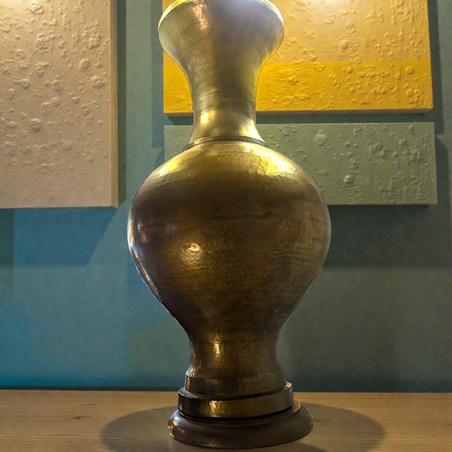 Chocolate 1940s Italian Monumental Hammered Brass Seamless Bulbous Table Lamp on Mahogany Plinth For Sale - Image 8 of 18