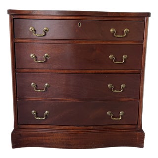 Vintage Serpentine-Front Mahogany Three-Drawer Nightstand / Bachelor’s Chest For Sale