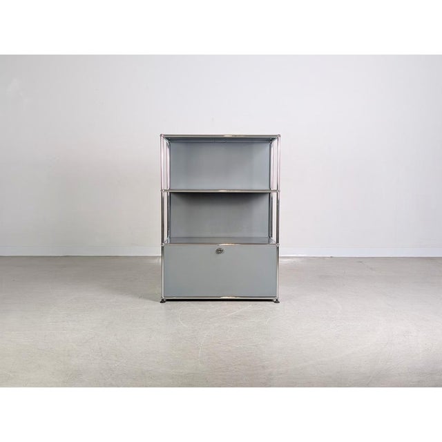We are offering a beautiful USM Haller chest of drawers, size 3x1, with one drawer in the lower section, for sale. The...