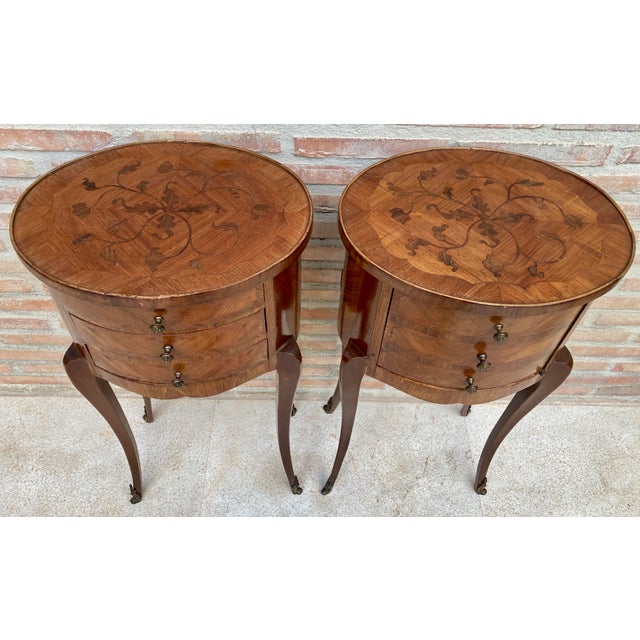 1930s Pair of French Louis XV Style Marquetry Nightstands With Drawers and Cabinet For Sale - Image 4 of 15