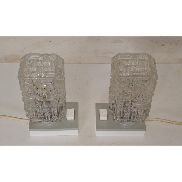 1970s Vintage Bedside Lamps with Grey and White Plastic Base and Clear Cuboid Relief Glass Shade by Graewe, 1970s, Set of 2 For Sale - Image 5 of 8
