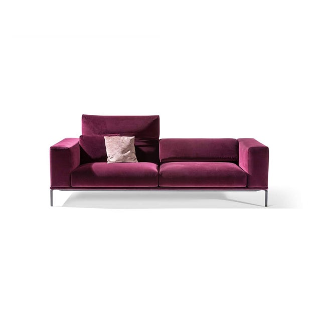 A sleek and sculptural “Moov” sofa designed by Piero Lissoni for Cassina in color PLUM in excellent condition, featuring a...