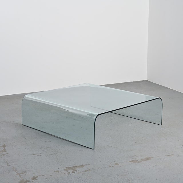 Postmodern Ghost Curved Glass Coffee Table from Fiam, 1980s For Sale - Image 3 of 12