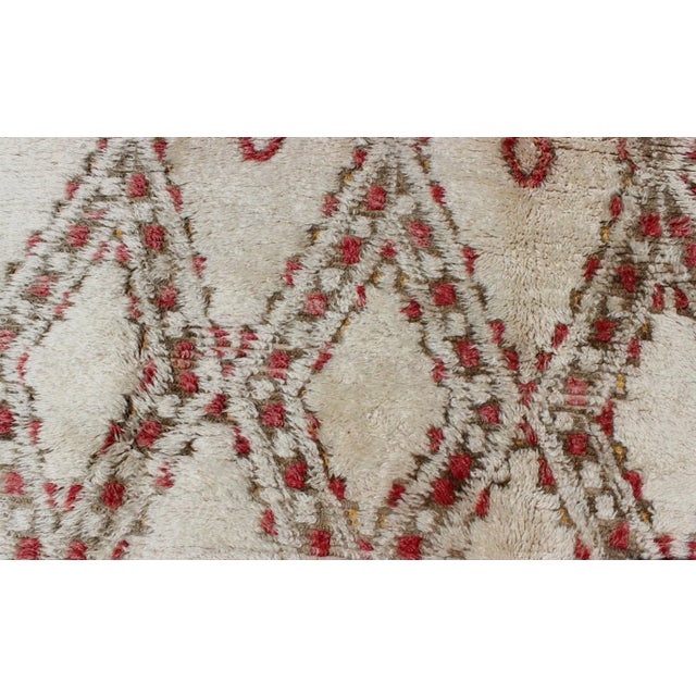 Textile Vintage Beni Ouarain Moroccan Rug in White, Ivory, Taupe, Green and Rose Colors For Sale - Image 7 of 13