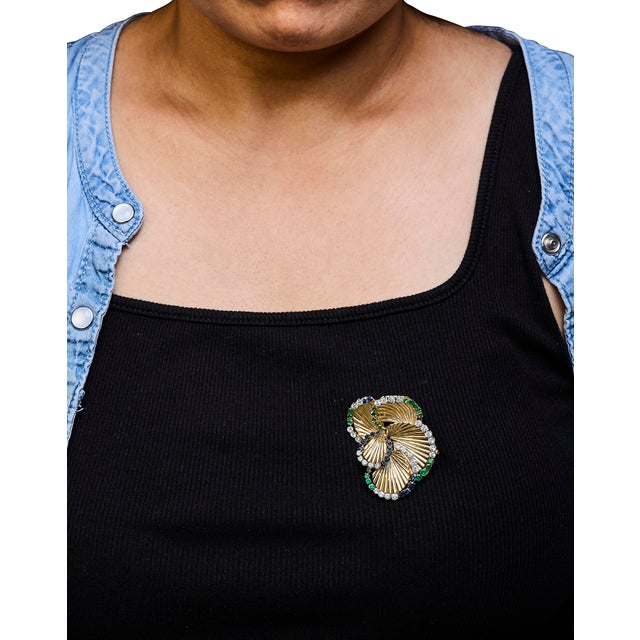 Early 21st Century 18K Yellow Gold 2 1/3 Cttw Diamond, Sapphire, and Emerald Sculpted Petal Brooch Pin (G-H Color, VS1-VS2 Clarity) For Sale - Image 5 of 6