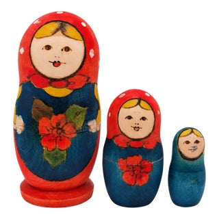 Vintage 1960s Hand-Painted Russian Matryoshka Nesting Dolls – Set of 3 For Sale