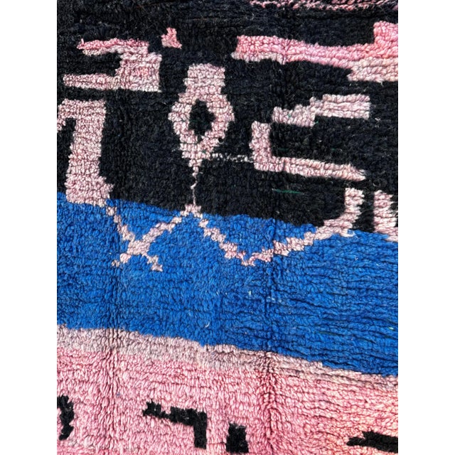 This modern Moroccan rug is handmade from 100% natural wool by skilled Berber artisans. With its bold geometric patterns...
