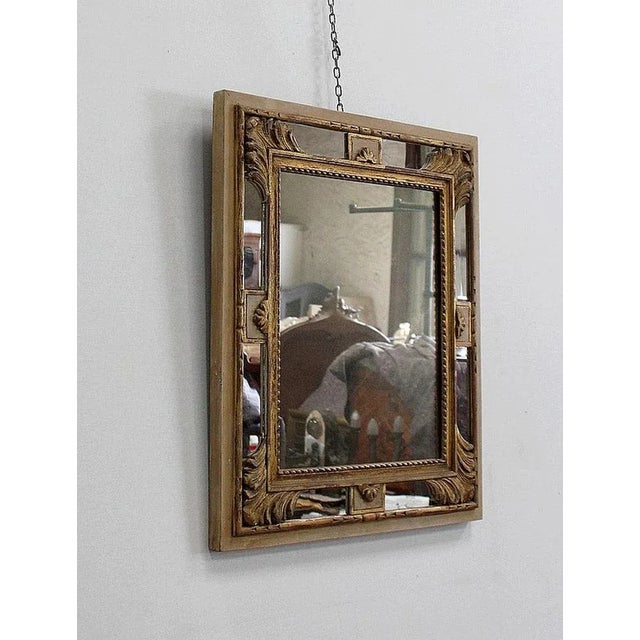 Small mirror dating from the twentieth century, with a frame of 8 small mirrors. The frame is enriched in each corner with...