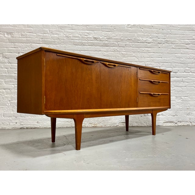 Mid Century Modern Teak Credenza / Media Stand, McIntosh Scotland, C. 1960's For Sale - Image 4 of 10