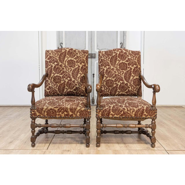 This beautiful pair of 20th-century French armchairs exudes timeless elegance and traditional craftsmanship. The chairs...