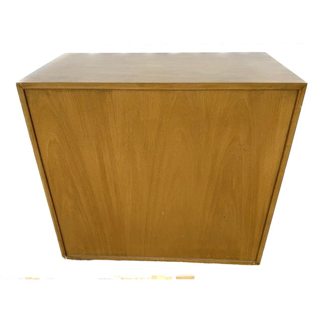 t.h. Robsjohn-Gibbings Widdicomb Pair of Bedside Tables / Chests For Sale - Image 9 of 10