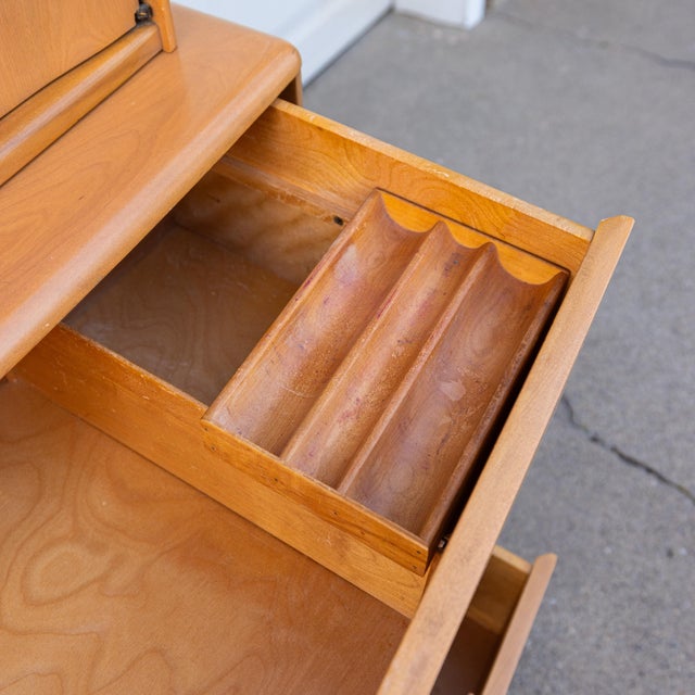 1950s Heywood-Wakefield "Kohinoor" Dresser & Hutch Set in Champagne For Sale - Image 10 of 16