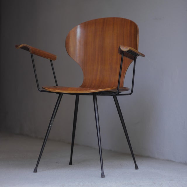 Rare bentwood chair from the 1950s. Version with armrests. Made in Italy. Designed by Carlo Ratti. with signs of use and...