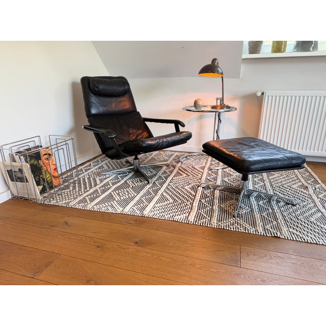 Set of Mid-Century Lounge Chair and Ottoman in Black Leather and Chrome, 1960s, Set of 2 For Sale - Image 9 of 17