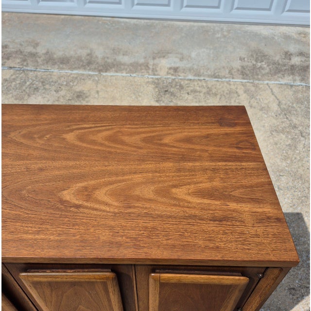 American of Martinsville Mid Century Modern Broyhill Attributed Walnut Veneer Chest of Drawers Highboy Dresser For Sale - Image 4 of 12