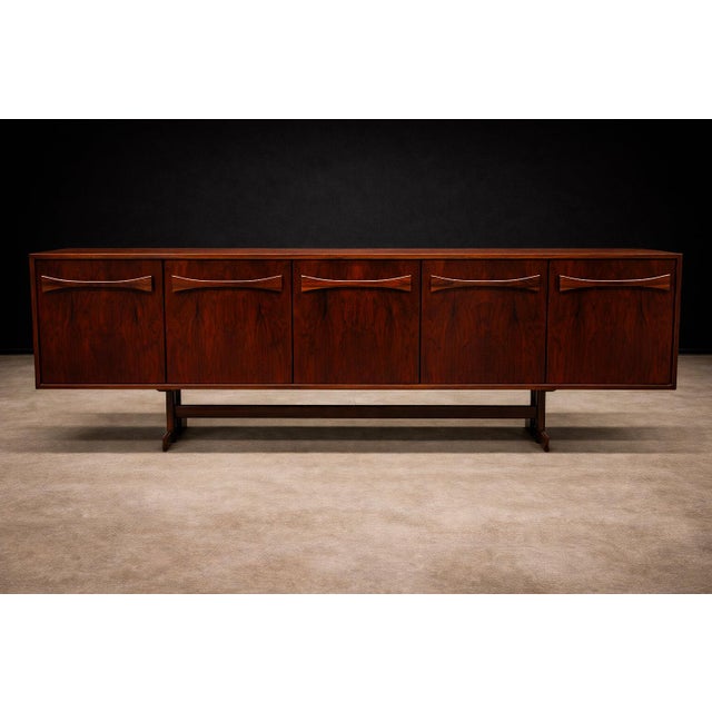 Auburn Brazilian Modern Rosewood Credenza With Bow Design by Novo Rumo, Brazil, 1960s For Sale - Image 8 of 14