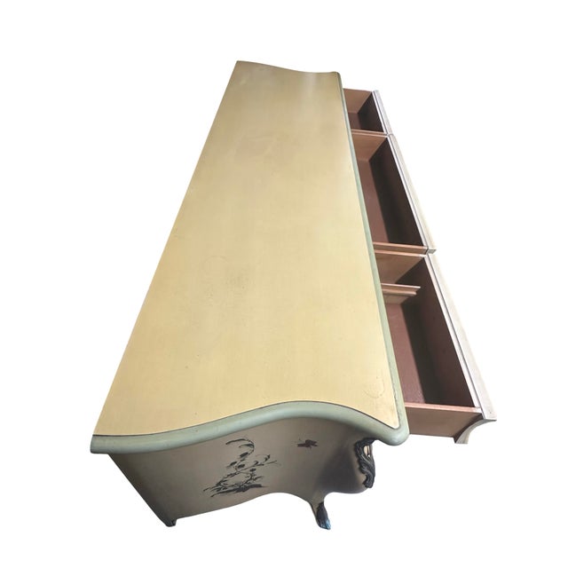 1960s French Provincial Hand-Painted Bombe Dresser & Nightstands – 3-Piece Set (Very Nice) For Sale - Image 4 of 9