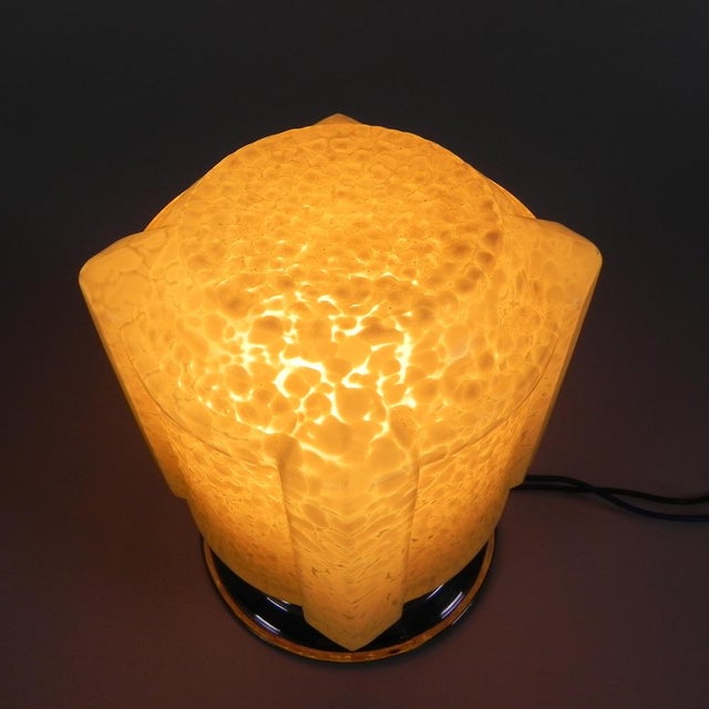 Total height: 17 cm. Ø glass shade: 14 cm. Shade height: 14 cm. The lamp has a large bulb holder (E27). Origin: France,...
