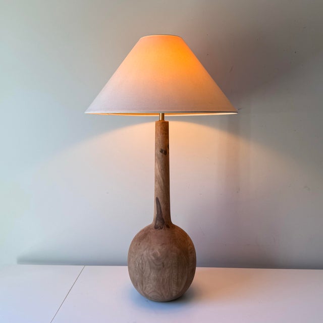 Vintage tafellamp style raw mango wood tall teardrop table lamp with vintage coolie lampshade.