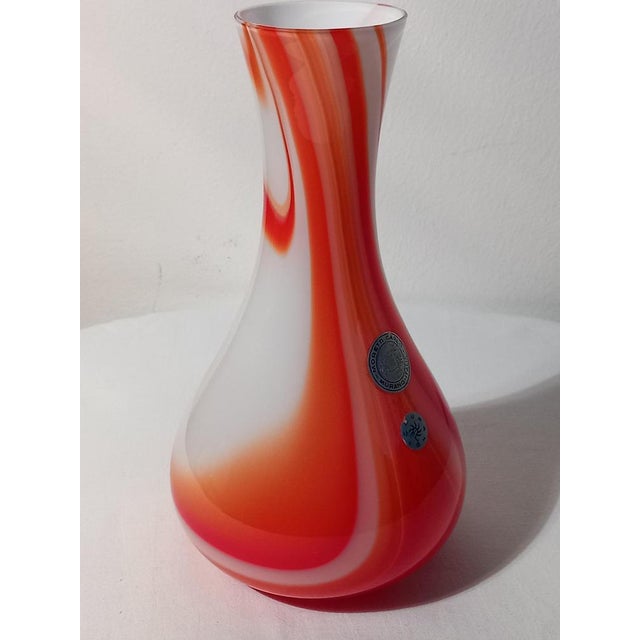 The vase is made of marbled Murano glass and is in excellent condition. with the Sticker Gold Medal Munich International.