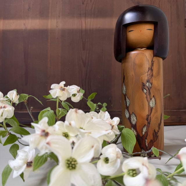 Elegant vintage kokeshi “Nekoyanagi” by Usaburo Kokeshi. The name refers to the Japanese willow, reflected in the refined...