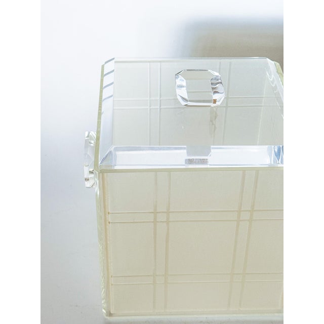 1970s Modern Heavy Lucite Ice Bucket With Liner and Emerald Cut Handles For Sale - Image 16 of 17