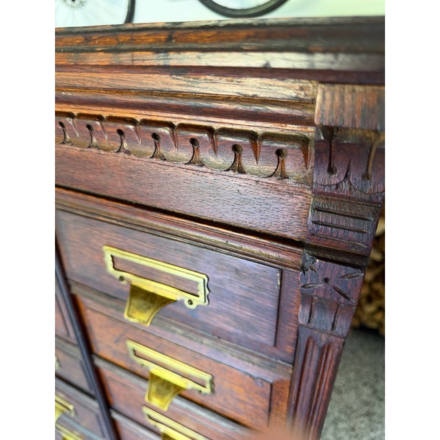 Antique Oak 30-Drawer Library Card Catalog Cabinet Late Victorian / Early Arts & Crafts | C. 1886–1905 | Original Finish & Brass Hardware For Sale - Image 15 of 16