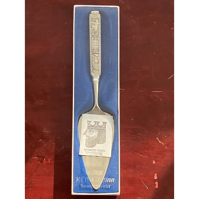 Mid-Century Modern Vintage Konge-Tinn Norwegian Pewter Viking Cake Server, Made by Hardanger Sylvplett, Norway, 1960s For Sale - Image 3 of 10