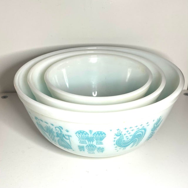 Title 1950s Vintage Pyrex Butterprint Amish Nesting Mixing Bowls – Set of 3 Description A charming set of three vintage...
