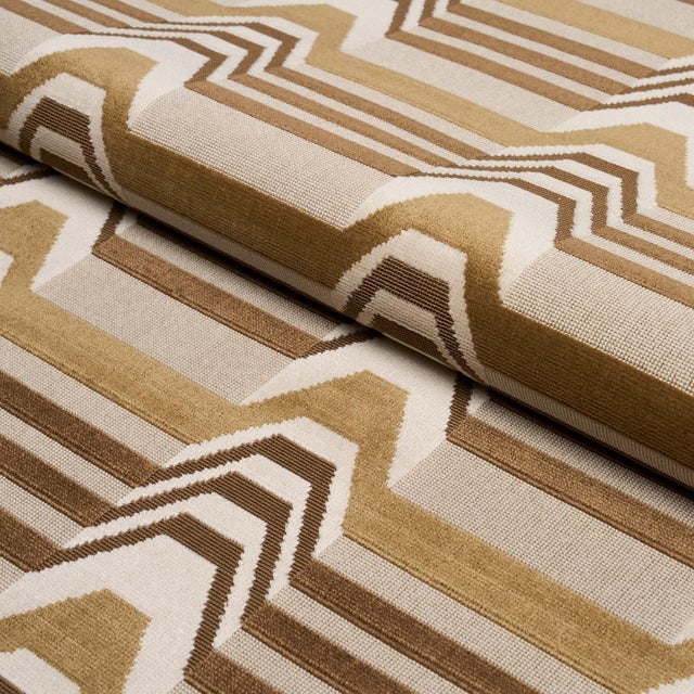 Schumacher SAMPLE - Schumacher Aldo Velvet Fabric In Mocha & Camel For Sale - Image 4 of 4