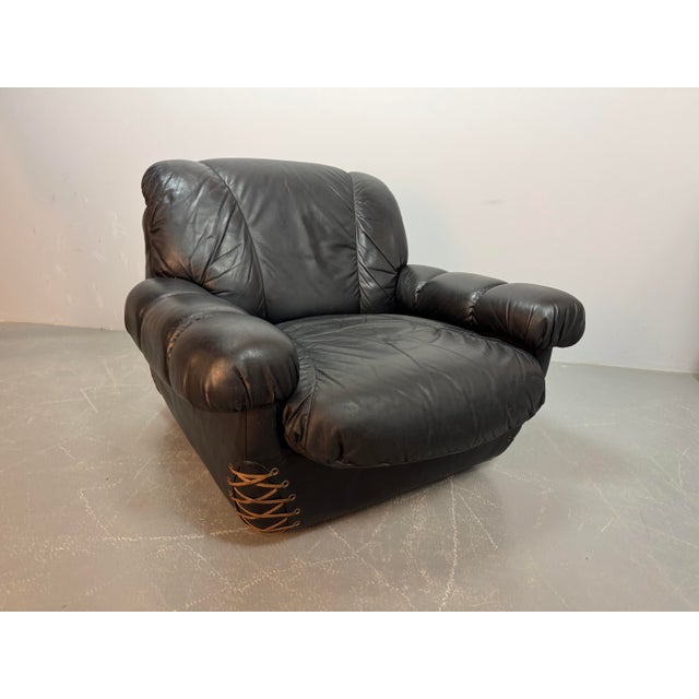 1970s Large Italian Space Age Postmodern Black Leather Lounge Chair with Brass Buttons and Cord Lacing from Busnelli, 1970s For Sale - Image 5 of 14
