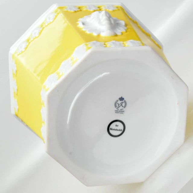 1980s Mottahedeh Neoclassical Style Octagonal Cachepot For Sale In Los Angeles - Image 6 of 6