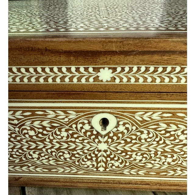1990s Indian Mughal Teak Wood Dowry Jewelry Box White Inlay Anglo India Lock Key Vintage For Sale - Image 10 of 12