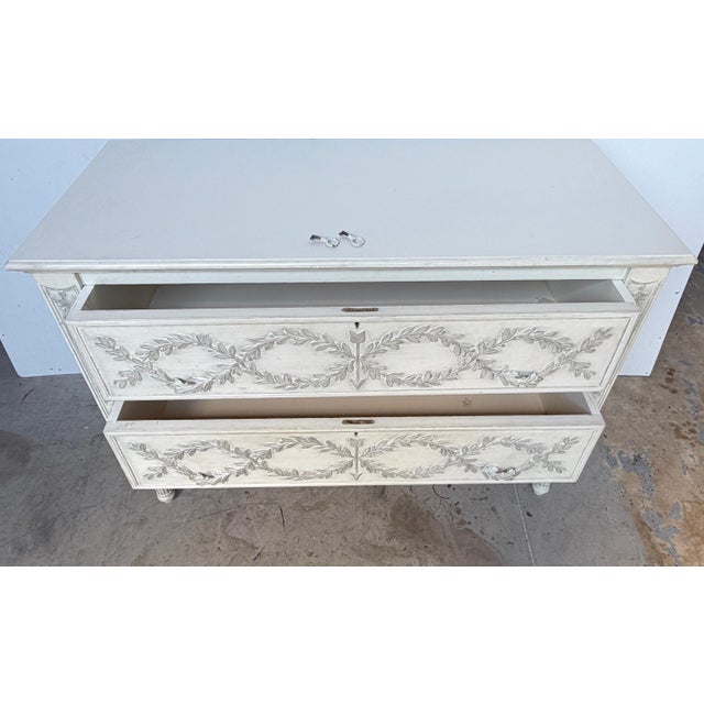 Italian Hand-Carved Tuscan Chest with Laurel Garlands in Antiqued Silver Leaf For Sale - Image 18 of 18