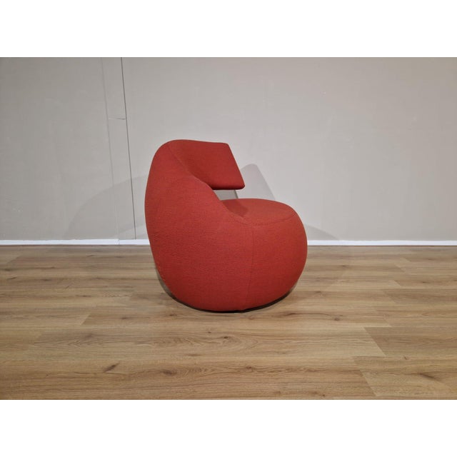 Brand: Leolux Model: Gisa Design by: Jane Worthington Color: Red Dimensions Armchair Width: 90cm Depth: 80cm Height: 80cm...